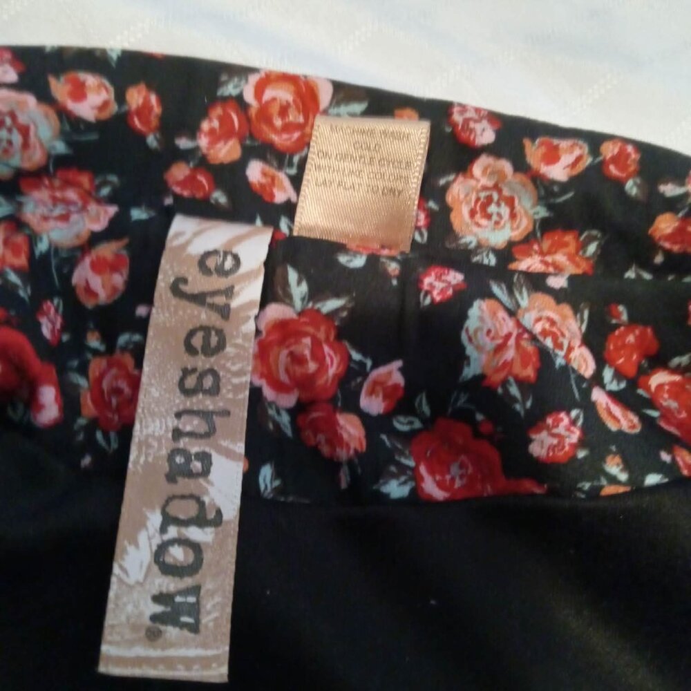 Pretty floral jacket inin shades of red, pink, and black, non-stretch Small - Picture 9 of 11